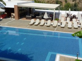 Aperu de la piscine, du bar et des transats
